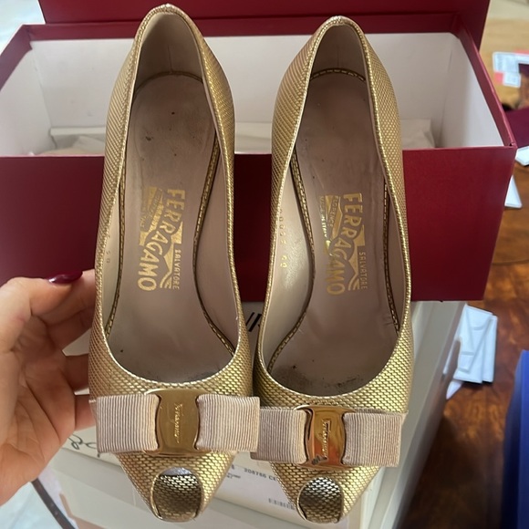 SALVATORE FERRAGAMO VARA BOW ACCENT PUMP HEELS - Picture 2 of 6